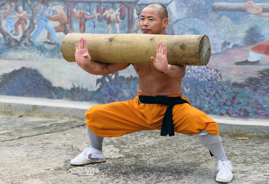 Võ tăng Thiếu Lâm đứng tấn bưng thân gỗ