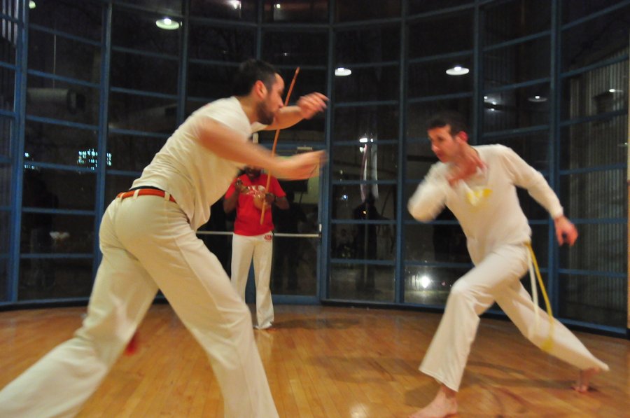Điệu ginga trong Capoeira: bộ pháp nhảy múa nhịp nhàng