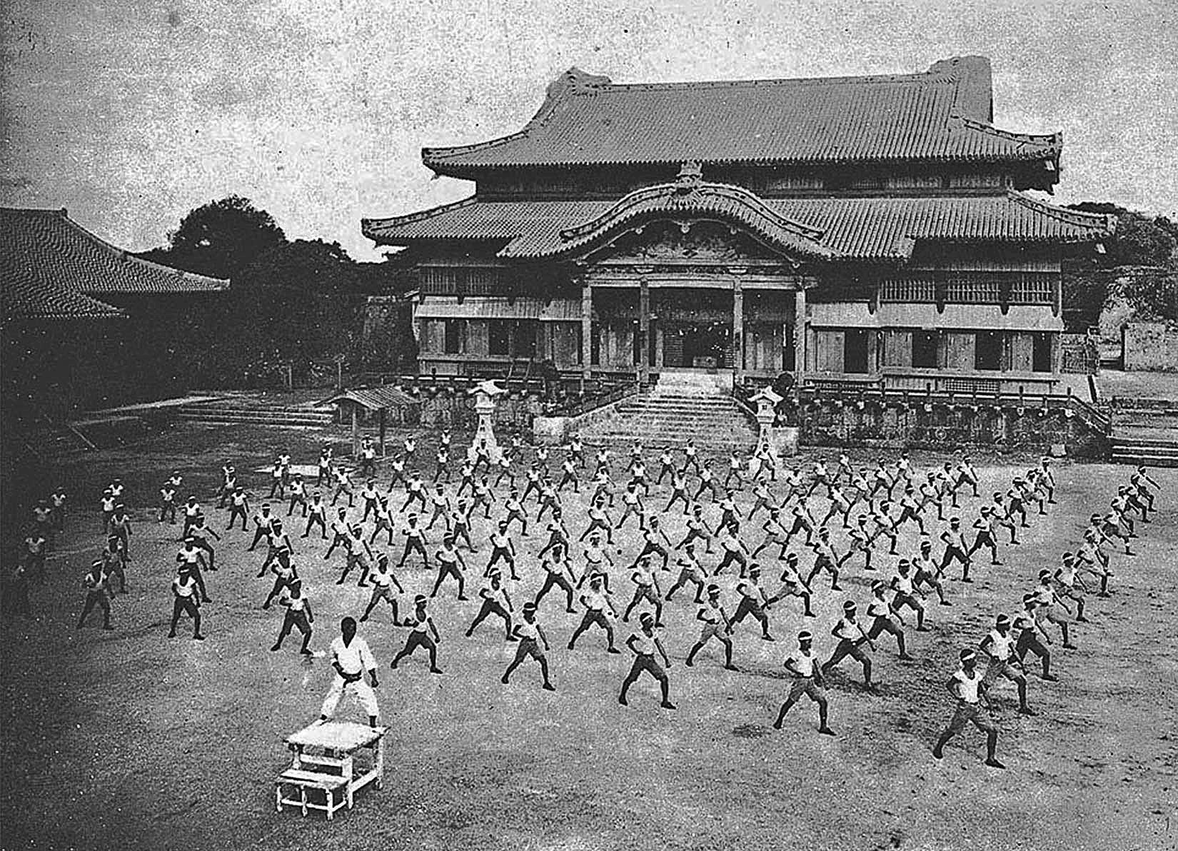 Võ sinh karate luyện đinh tấn tại lâu đài Shuri, khoảng năm 1938