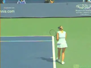 A person holding a tennis racket Description automatically generated