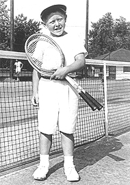 A person holding a tennis racket Description automatically generated