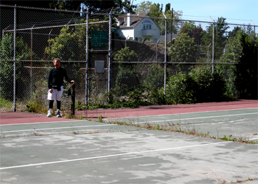 A person holding a tennis racket Description automatically generated