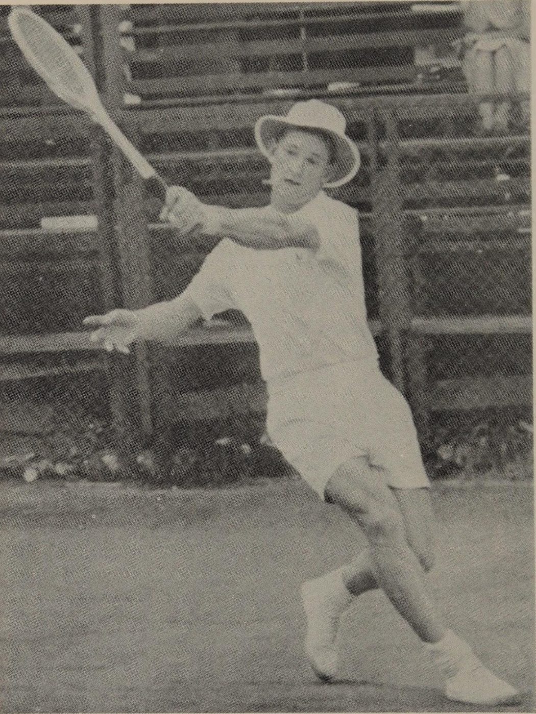 Rod Laver lái một quả bóng rộng mạnh xuống đường biên, đánh ra bên ngoài quả bóng để đưa nó trở lại bên trong đường biên. (Xem văn bản, trang 32)