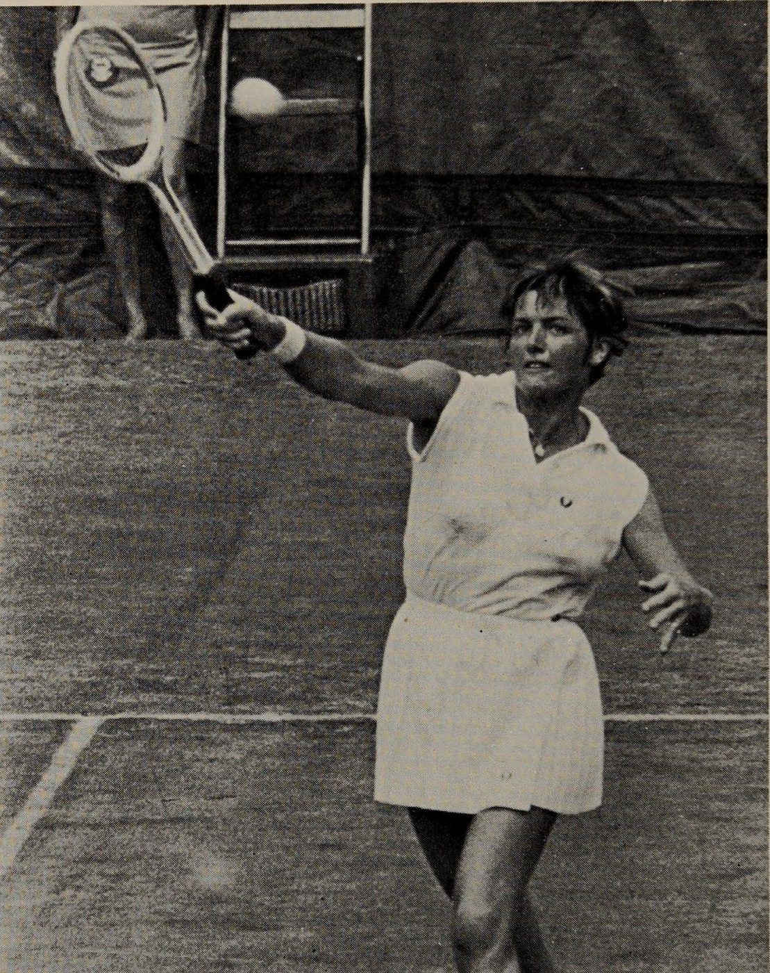 “… Nước sốt cho ngây thơ.” Lưu ý sự giống nhau giữa cú vô lê cao của Margaret Court với cú chạm bóng của Hoad ở trang 172. (Xem văn bản, trang 100)