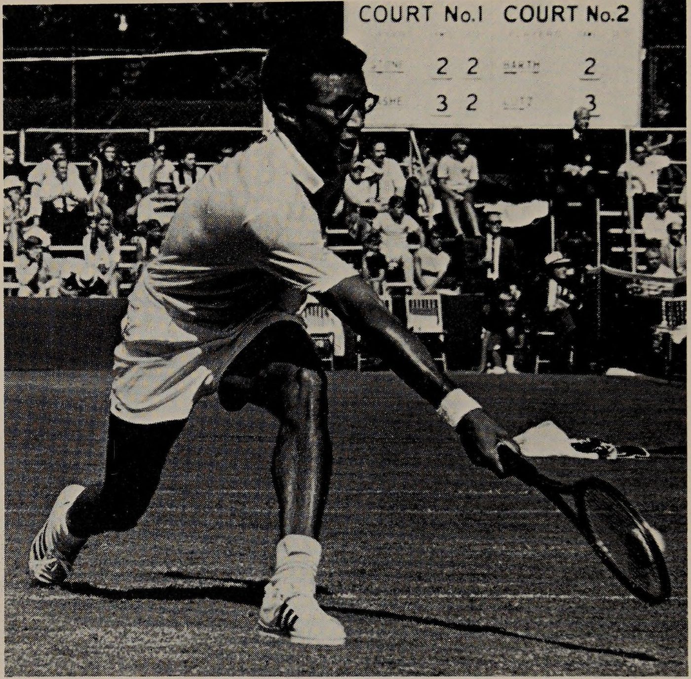 Cú vô lê thấp. Arthur Ashe khuỵu gối và giữ vợt gần như nằm ngang. Đây là kỹ thuật an toàn về tính thời gian và tầm nhìn bóng tốt hơn. (Xem văn bản, t