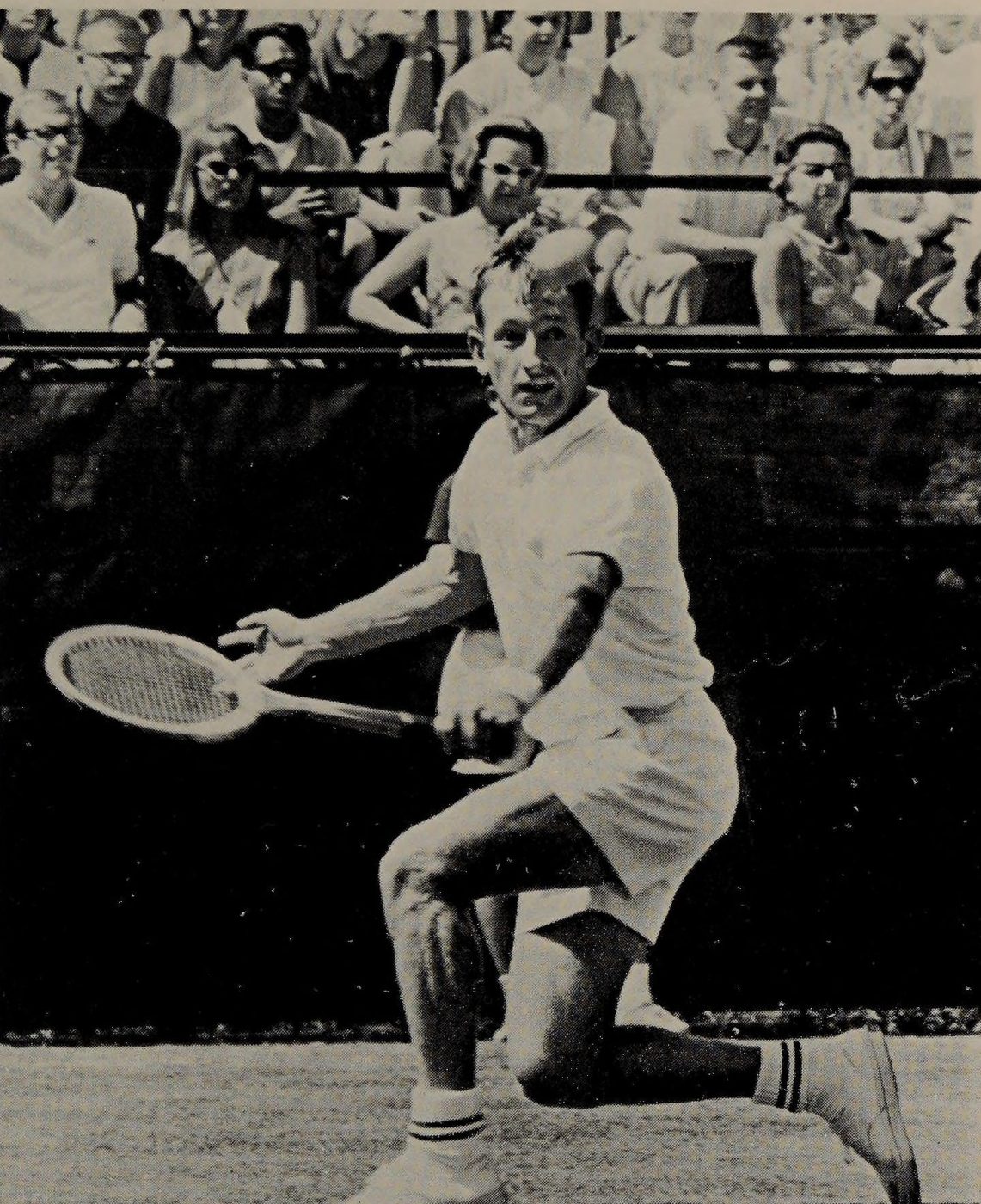 Rod Laver thực hiện cú lốp bóng trái tay rất đẹp. Thật tiếc là bóng không ở phía bên kia, nơi anh ta có cú lốp bóng xoáy lên của một người thuận tay t