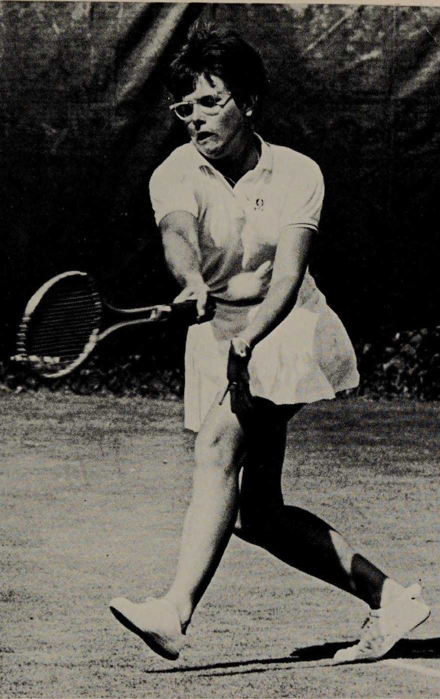 Không có nhà vô địch nào có thể là một người chơi trong thời tiết thuận lợi. Billie Jean King đối phó với một cú nảy không tốt. (Xem văn bản, trang 13