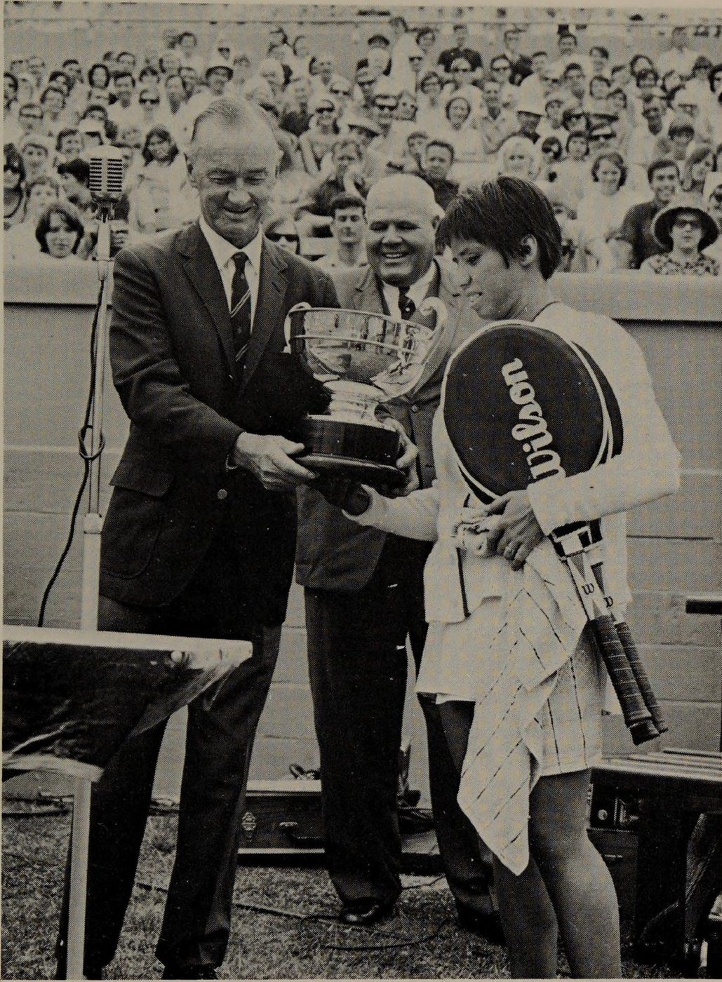 Với những lời khen ngợi từ Harry Hopman tới Rosie Casals tại Kooyong. Đừng bao giờ tập trung vào một kết thúc thắng lợi khi chơi. (Xem văn bản, trang 