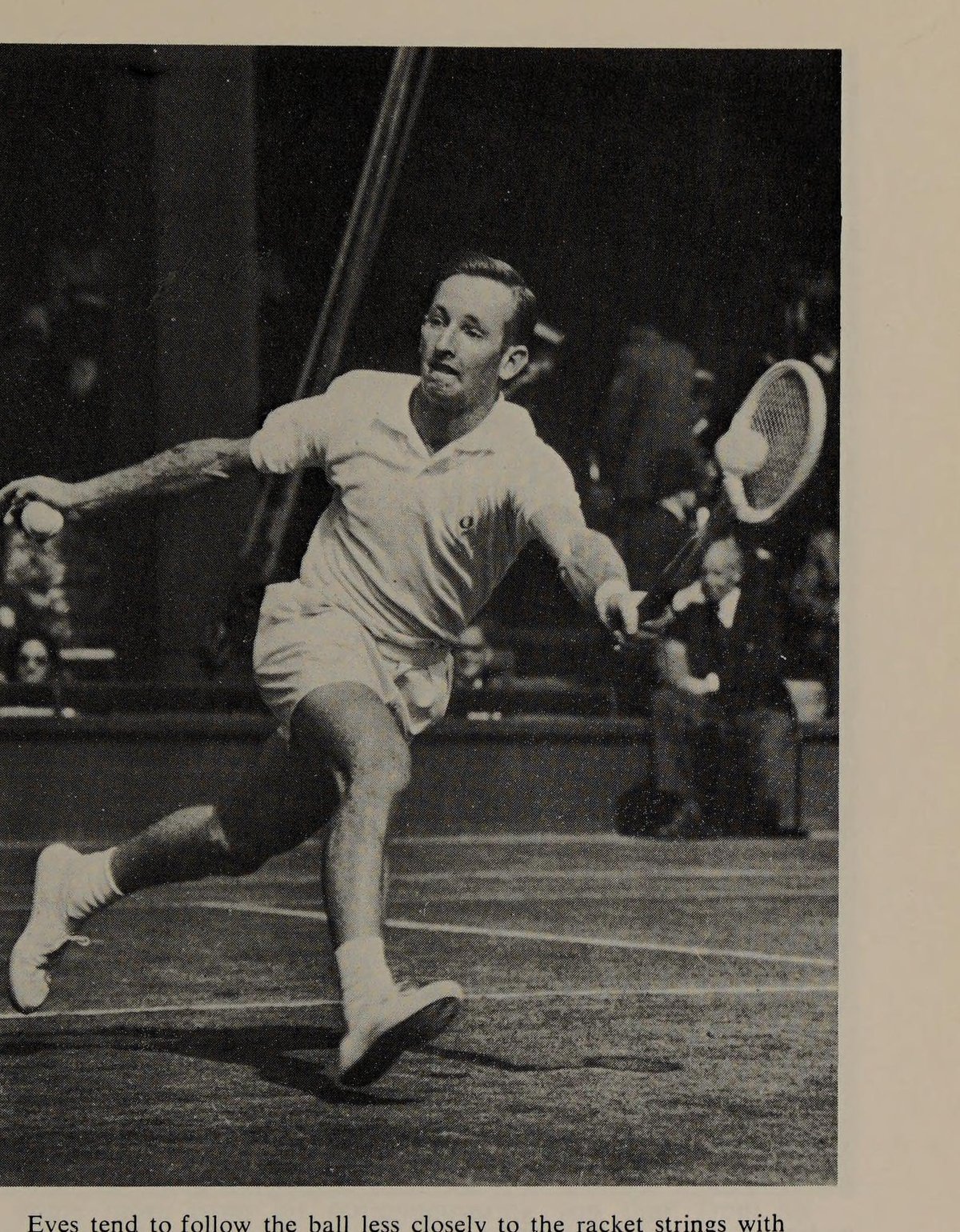 Rod Laver đấm quả vô-lê thuận tay cực kỳ dứt khoát: Mắt hướng về tiếp điểm và mặt vợt bám theo bóng.