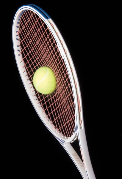 Biến dạng cơ học của quả bóng tennis và mặt dây vợt trong 5 mili-giây va chạm