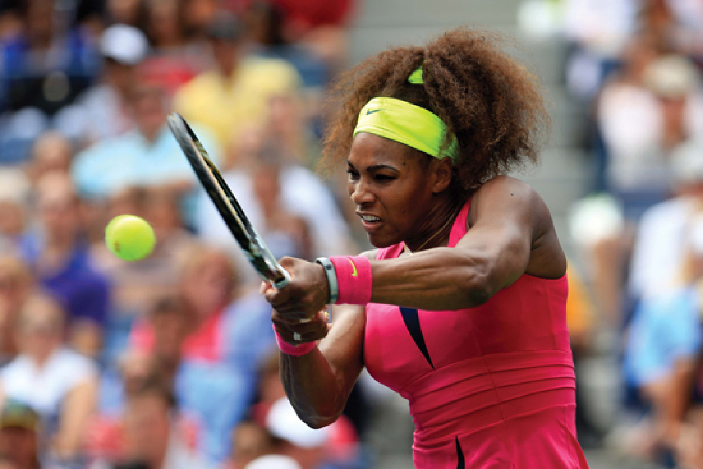 Serena Williams khai thác hiệu ứng Magnus trong cú đánh xoáy cuộn