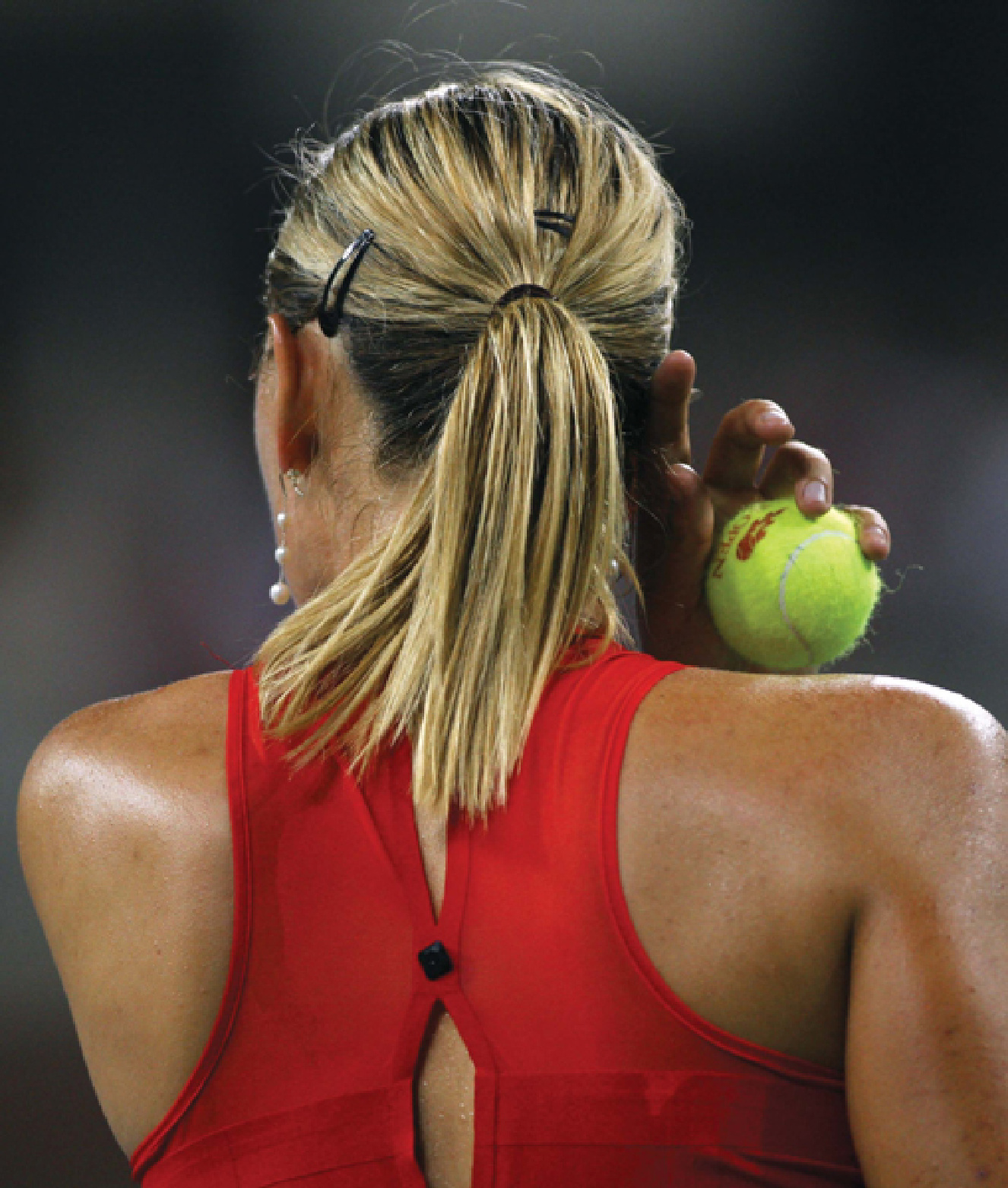 Maria Sharapova thực hiện nghi thức định tâm trước quả giao bóng