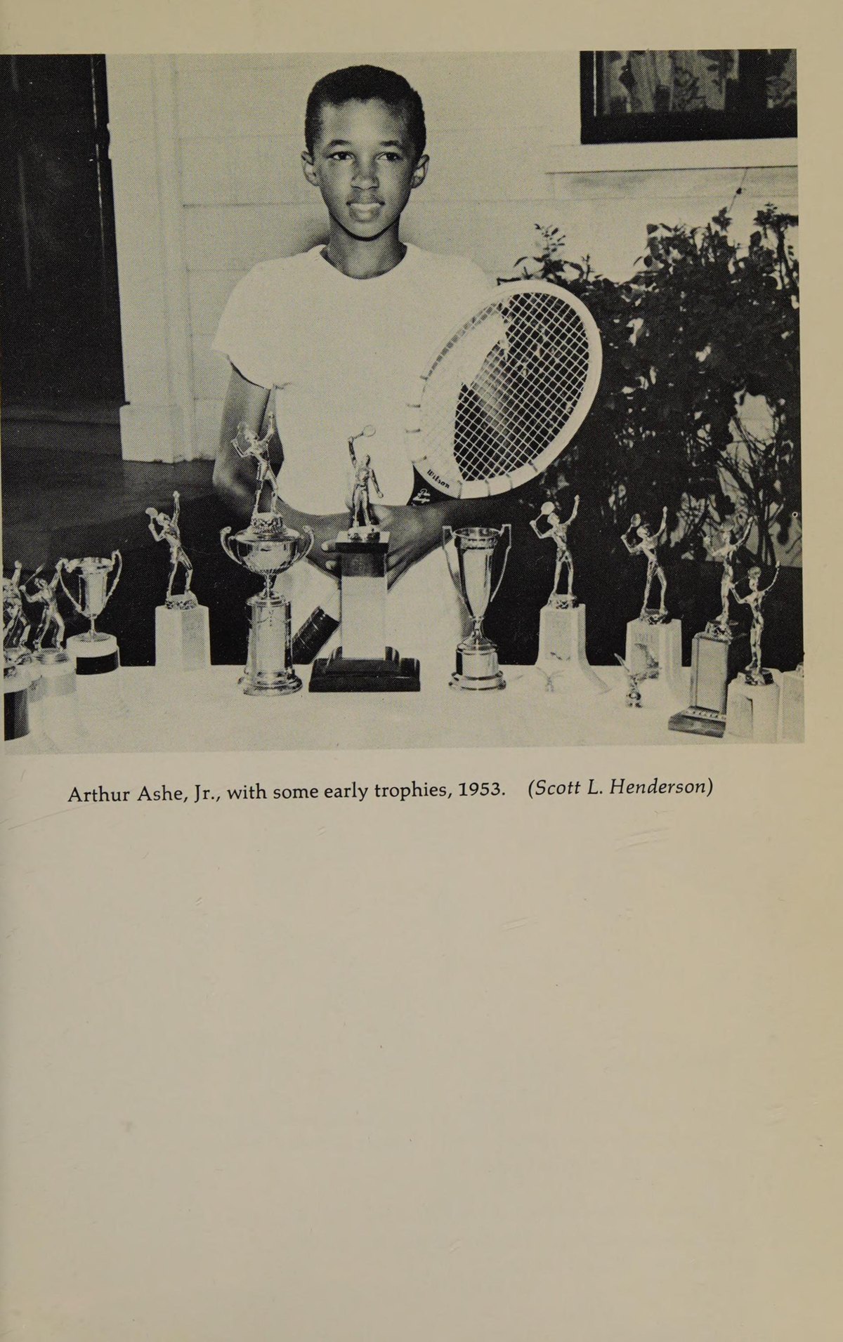 Arthur Ashe thời niên thiếu với những chiếc cúp đầu tiên năm 1953