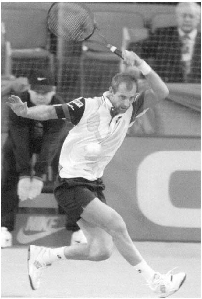 Thomas Muster, ở hàng phòng ngự, đang cố gắng giành lại bóng. Chú ý cú vung vợt hướng lên trên của anh ta làm cho bóng n
