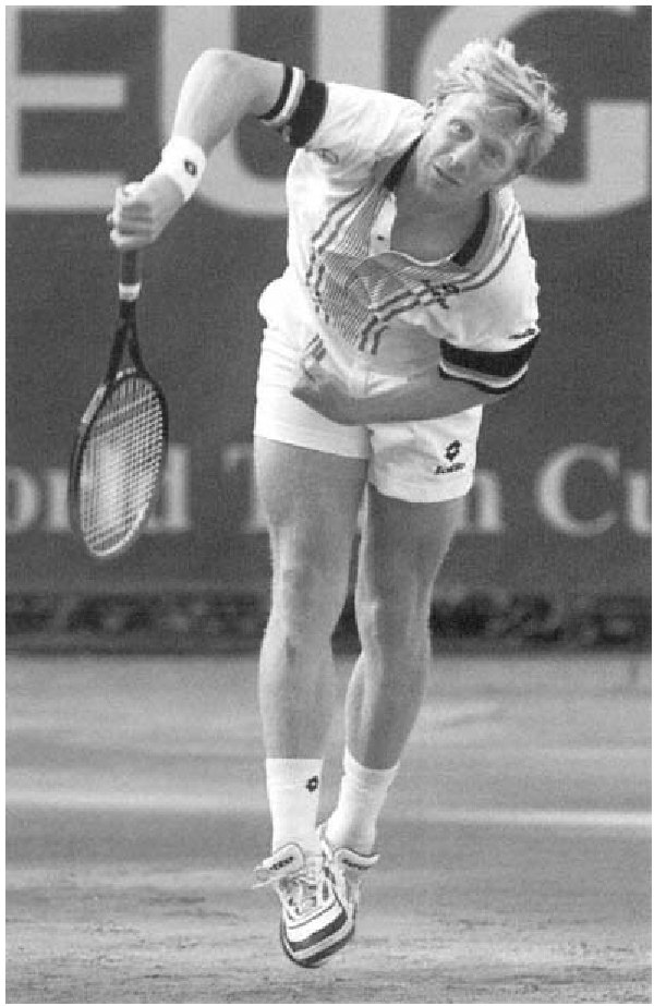 Boris Becker thể hiện một cú giao bóng.