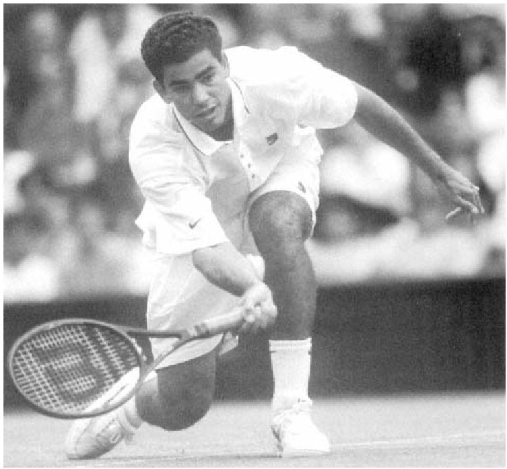 Chú ý cơ thể của Pete Sampras thấp sát mặt đất để đánh bóng.