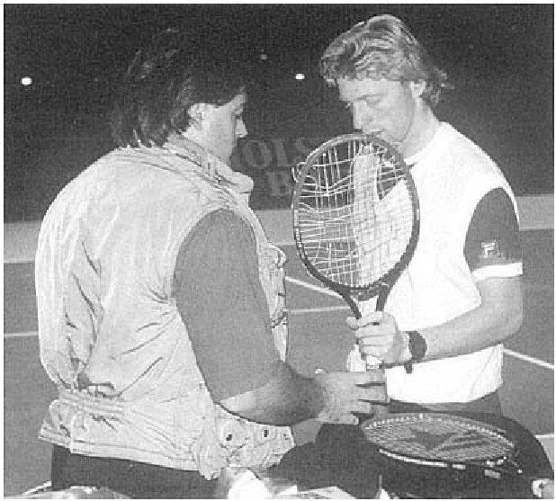 Uli Kuehnel lấy lại vợt của Boris Becker để buộc dây.