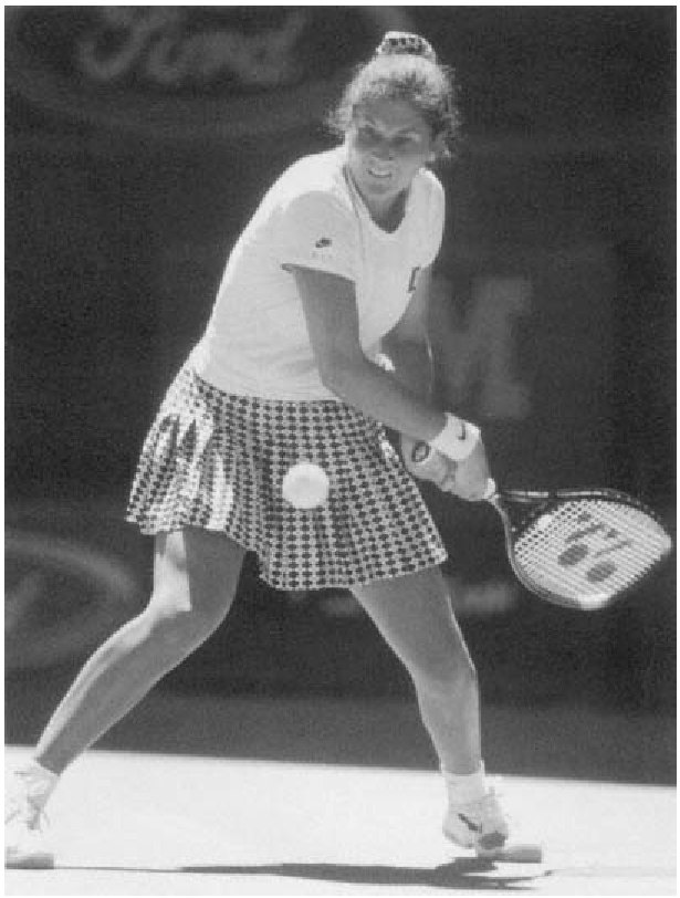Monica Seles nổi tiếng là người càu nhàu ầm ĩ sau mỗi cú đánh. Việc thở ra bằng giọng nói này giúp cô ấy giữ nhịp thở ổn