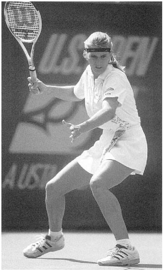 Steffi Graf chuẩn bị giải phóng vũ khí của mình.