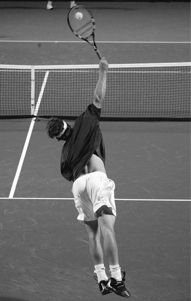 Andy Roddick vươn cao tối đa phóng thân người vào cú giao bóng sấm sét